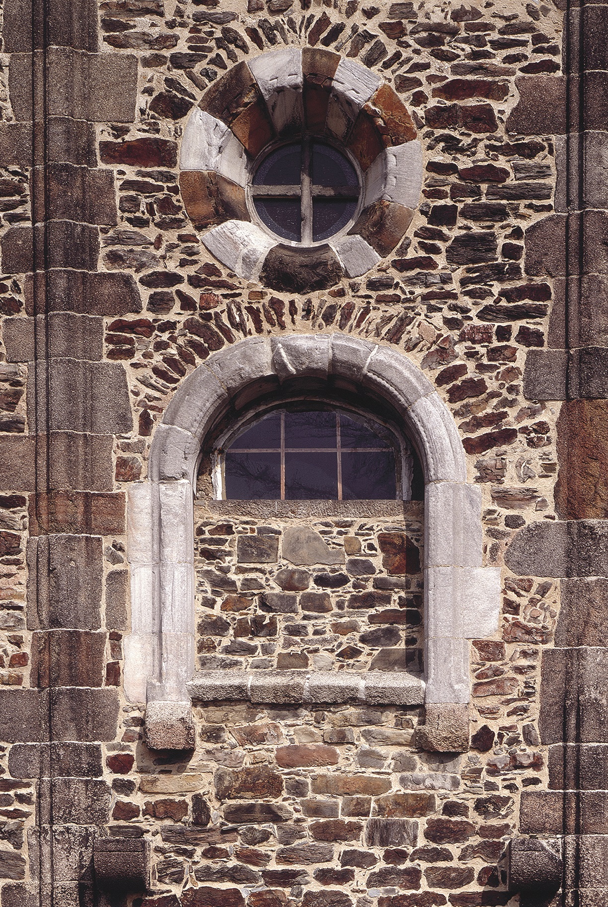 Okno hradní kaple sv. Erharda a Uršuly, Chebský hrad