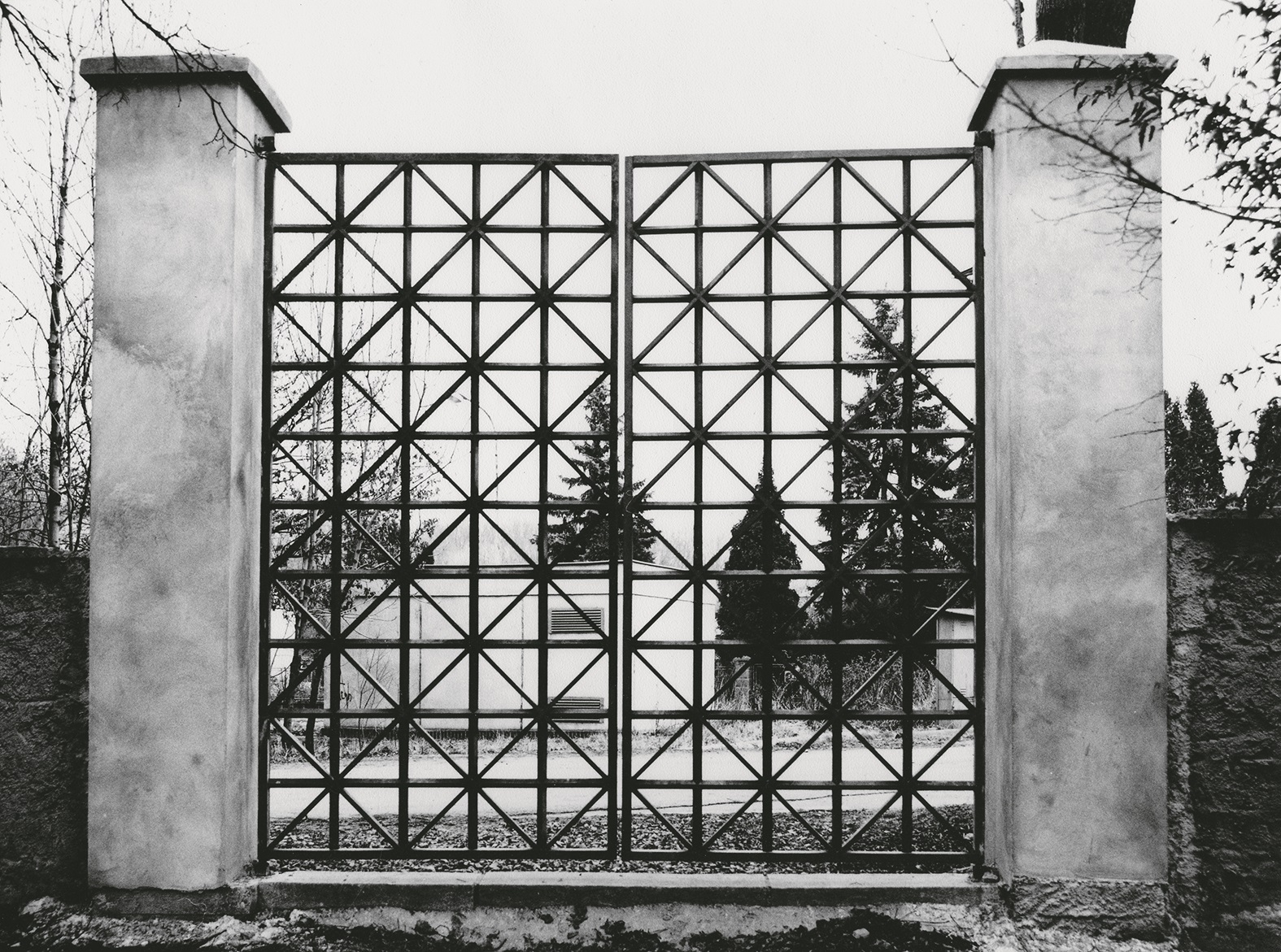 Brána u severní zdi zámeckého parku v Kunraticích